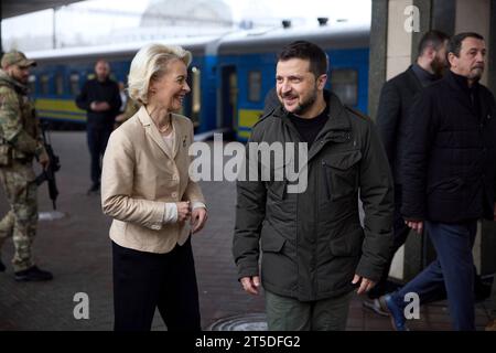 Kiew, Ukraine. November 2023. Der ukrainische Präsident Wolodymyr Zelenskyj rechts und die Präsidentin der Europäischen Kommission Ursula von der Leyen links während einer Veranstaltung am Hauptbahnhof am 4. November 2023 in Kiew, Ukraine. Kredit: Ukrainischer Ratsvorsitz/Pressestelle Des Ukrainischen Präsidenten/Alamy Live News Stockfoto