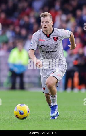 Salernitanas polnischer Mittelfeldspieler Mateusz Legowski kontrolliert den Ball während des Fußballspiels der Serie A zwischen Unione Sportiva Salernitana und SSC Napoli im Arechi-Stadion in Salerno am 4. November 2023. Stockfoto