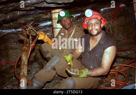 Carletonville, Gauteng, Südafrika. März 2005. Die MINE MPONENG befindet sich in der Nähe von Carletonville, einer Stadt südwestlich von Johannesburg, Südafrika. Es ist die tiefste Goldmine in Südafrika und der Welt. Die Mine zieht Gold aus reichen Lagerstätten etwa 3,9 Kilometer oder 12.795 Fuß unter der Oberfläche ab. (Kreditbild: © John Robinson/ZUMA Press Wire) NUR REDAKTIONELLE VERWENDUNG! Nicht für kommerzielle ZWECKE! Stockfoto