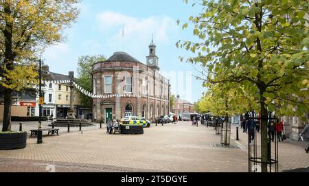 Newcastle-under-Lyme, Staffordshire-united Kingdom Oktober, 21, 2023 Newcastle Market Area mit Blick auf die Gildenhalle, das Stadtzentrum voll mit Stockfoto