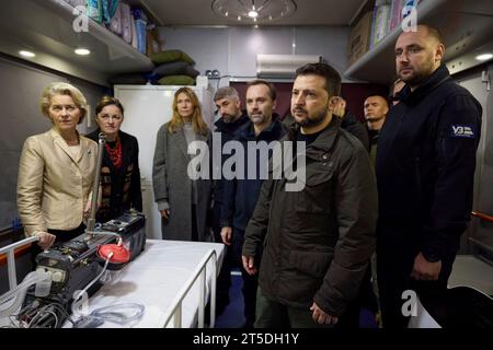 Kiew, Ukraine. November 2023. Der ukrainische Präsident Wolodymyr Zelenskyj, Zentrum, und die Präsidentin der Europäischen Kommission Ursula von der Leyen, die verlassen wurde, hören während einer Führung durch einen speziellen medizinischen Zug, der für die Evakuierung von verwundeten Zivilisten am Hauptbahnhof am 4. November 2023 in Kiew, Ukraine, eingesetzt wurde. Kredit: Ukrainischer Ratsvorsitz/Pressestelle Des Ukrainischen Präsidenten/Alamy Live News Stockfoto