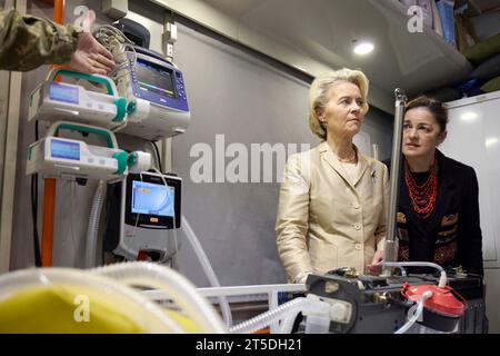 Kiew, Ukraine. November 2023. Die linke Präsidentin der Europäischen Kommission, Ursula von der Leyen, hört während einer Fahrt durch einen medizinischen Spezialzug, der zur Evakuierung verwundeter Zivilisten eingesetzt wurde, mit dem ukrainischen Präsidenten Wolodymyr Zelenskyj am Hauptbahnhof am 4. November 2023 in Kiew, Ukraine, zu. Kredit: Ukrainischer Ratsvorsitz/Pressestelle Des Ukrainischen Präsidenten/Alamy Live News Stockfoto