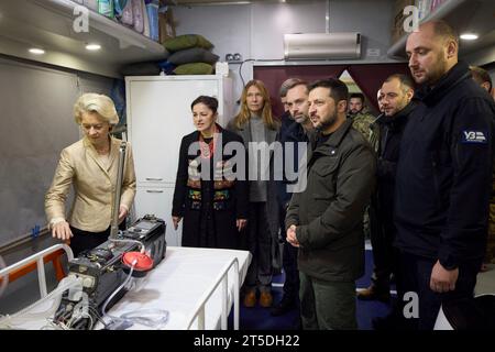 Kiew, Ukraine. November 2023. Der ukrainische Präsident Wolodymyr Zelenskyj, Zentrum, und die Präsidentin der Europäischen Kommission Ursula von der Leyen, die verlassen wurde, hören während einer Führung durch einen speziellen medizinischen Zug, der für die Evakuierung von verwundeten Zivilisten am Hauptbahnhof am 4. November 2023 in Kiew, Ukraine, eingesetzt wurde. Kredit: Ukrainischer Ratsvorsitz/Pressestelle Des Ukrainischen Präsidenten/Alamy Live News Stockfoto