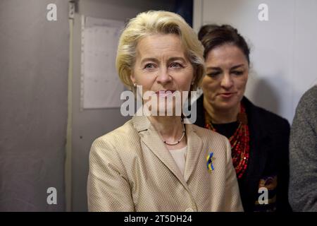 Kiew, Ukraine. November 2023. Die linke Präsidentin der Europäischen Kommission, Ursula von der Leyen, hört während einer Fahrt durch einen medizinischen Spezialzug, der zur Evakuierung verwundeter Zivilisten eingesetzt wurde, mit dem ukrainischen Präsidenten Wolodymyr Zelenskyj am Hauptbahnhof am 4. November 2023 in Kiew, Ukraine, zu. Kredit: Ukrainischer Ratsvorsitz/Pressestelle Des Ukrainischen Präsidenten/Alamy Live News Stockfoto