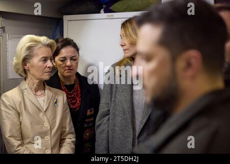 Kiew, Ukraine. November 2023. Die linke Präsidentin der Europäischen Kommission, Ursula von der Leyen, hört auf einer Rundfahrt durch einen medizinischen Spezialzug, der zur Evakuierung verwundeter Zivilisten eingesetzt wurde, mit dem ukrainischen Präsidenten Wolodymyr Zelenskyj, rechts, am Hauptbahnhof am 4. November 2023 in Kiew, Ukraine. Kredit: Ukrainischer Ratsvorsitz/Pressestelle Des Ukrainischen Präsidenten/Alamy Live News Stockfoto