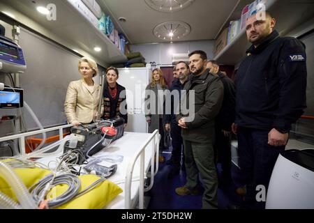 Kiew, Ukraine. November 2023. Der ukrainische Präsident Wolodymyr Zelenskyj, Zentrum, und die Präsidentin der Europäischen Kommission Ursula von der Leyen, die verlassen wurde, hören während einer Führung durch einen speziellen medizinischen Zug, der für die Evakuierung von verwundeten Zivilisten am Hauptbahnhof am 4. November 2023 in Kiew, Ukraine, eingesetzt wurde. Kredit: Ukrainischer Ratsvorsitz/Pressestelle Des Ukrainischen Präsidenten/Alamy Live News Stockfoto