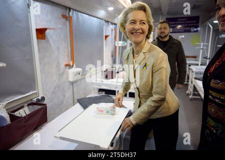 Kiew, Ukraine. November 2023. Die Präsidentin der Europäischen Kommission, Ursula von der Leyen, hört während einer Fahrt durch einen speziellen medizinischen Zug, der zur Evakuierung verwundeter Zivilisten eingesetzt wurde, mit dem ukrainischen Präsidenten Wolodymyr Zelenskyj am 4. November 2023 am Hauptbahnhof in Kiew, Ukraine. Kredit: Ukrainischer Ratsvorsitz/Pressestelle Des Ukrainischen Präsidenten/Alamy Live News Stockfoto