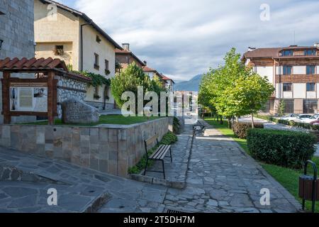 BANSKO, BULGARIEN - 10. SEPTEMBER 2023: Typische Straßen und Gebäude in der Stadt Bansko, Region Blagoevgrad, Bulgarien Stockfoto