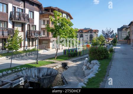 BANSKO, BULGARIEN - 10. SEPTEMBER 2023: Typische Straßen und Gebäude in der Stadt Bansko, Region Blagoevgrad, Bulgarien Stockfoto