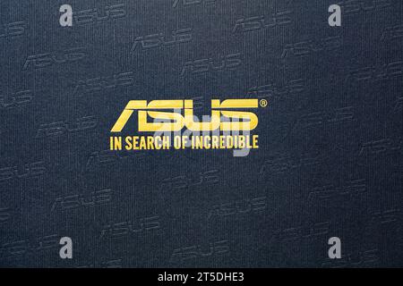 Lemberg, Ukraine - 4. November 2023: Goldenes ASUS-Logo auf schwarzem Hintergrund Stockfoto