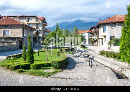 BANSKO, BULGARIEN - 10. SEPTEMBER 2023: Typische Straßen und Gebäude in der Stadt Bansko, Region Blagoevgrad, Bulgarien Stockfoto