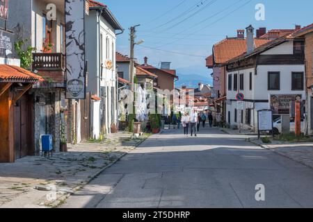 BANSKO, BULGARIEN - 10. SEPTEMBER 2023: Typische Straßen und Gebäude in der Stadt Bansko, Region Blagoevgrad, Bulgarien Stockfoto