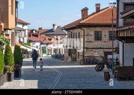 BANSKO, BULGARIEN - 10. SEPTEMBER 2023: Typische Straßen und Gebäude in der Stadt Bansko, Region Blagoevgrad, Bulgarien Stockfoto