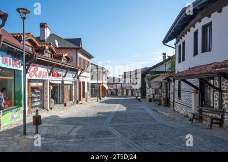 BANSKO, BULGARIEN - 10. SEPTEMBER 2023: Typische Straßen und Gebäude in der Stadt Bansko, Region Blagoevgrad, Bulgarien Stockfoto