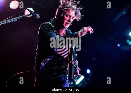 Amsterdam, Niederlande. November 2023. AMSTERDAM: Die US-amerikanische Rockband Queens of the Stone Age mit dem Sänger und Gitarristen Josh Homme während eines Auftritts im Ziggo Dome. ANP PAUL BERGEN niederlande Out - belgien Out Credit: ANP/Alamy Live News Stockfoto