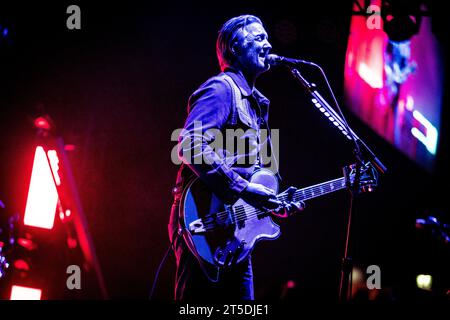 Amsterdam, Niederlande. November 2023. AMSTERDAM: Die US-amerikanische Rockband Queens of the Stone Age mit dem Sänger und Gitarristen Josh Homme während eines Auftritts im Ziggo Dome. ANP PAUL BERGEN niederlande Out - belgien Out Credit: ANP/Alamy Live News Stockfoto