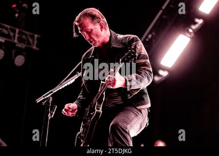 Amsterdam, Niederlande. November 2023. AMSTERDAM: Die US-amerikanische Rockband Queens of the Stone Age mit dem Sänger und Gitarristen Josh Homme während eines Auftritts im Ziggo Dome. ANP PAUL BERGEN niederlande Out - belgien Out Credit: ANP/Alamy Live News Stockfoto