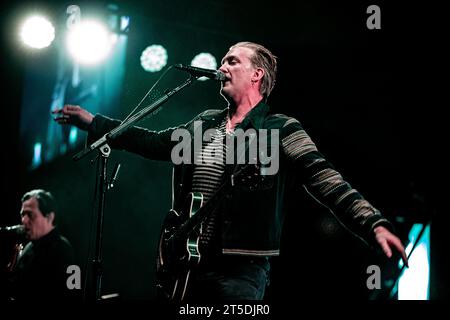 Amsterdam, Niederlande. November 2023. AMSTERDAM: Die US-amerikanische Rockband Queens of the Stone Age mit dem Sänger und Gitarristen Josh Homme während eines Auftritts im Ziggo Dome. ANP PAUL BERGEN niederlande Out - belgien Out Credit: ANP/Alamy Live News Stockfoto