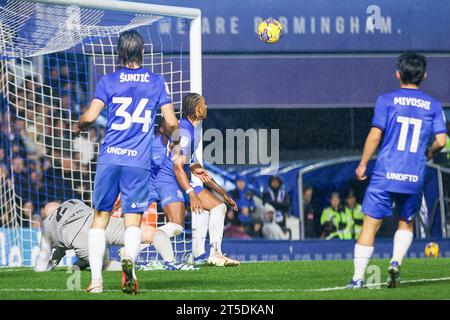 Birmingham, Großbritannien. November 2023. Birmingham City verteidigt in ihrem Gebiet während des EFL Sky Bet Championship-Spiels zwischen Birmingham City und Ipswich Town am 4. November 2023 in St Andrews, Birmingham, England. Foto von Stuart Leggett. Nur redaktionelle Verwendung, Lizenz für kommerzielle Nutzung erforderlich. Keine Verwendung bei Wetten, Spielen oder Publikationen eines einzelnen Clubs/einer Liga/eines Spielers. Quelle: UK Sports Pics Ltd/Alamy Live News Stockfoto