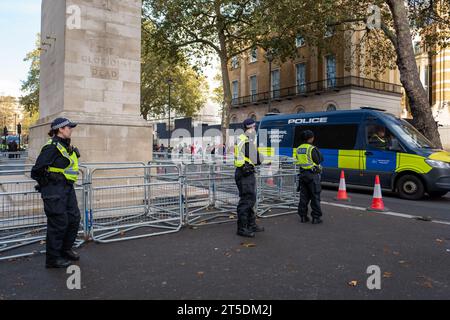 London, Großbritannien. November 2023. Um das Cenotaph im Zentrum Londons wurden Sicherheitsbarrieren vor den Gedenkfeiern im November errichtet. Es kommt, nachdem die Demonstranten Anfang dieses Monats während eines marsches eine überdachte Plattform neben dem nationalen Denkmal in Whitehall aufgestellt haben, was zu erheblichen Gegenreaktionen führte. (Kreditbild: © Velar Grant/ZUMA Press Wire) NUR REDAKTIONELLE VERWENDUNG! Nicht für kommerzielle ZWECKE! Stockfoto