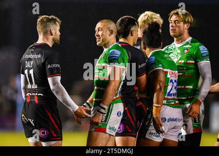 LONDON, VEREINIGTES KÖNIGREICH. November 23. Mike Brown von Leicester Tigers (Mitte) begrüßt Elliot Daly von Saracens (links) während Saracens vs Leicester Tigers - Gallagher Premiership Rugby R2 im StoneX Stadium am Samstag, 4. November 2023. LONDON ENGLAND. Quelle: Taka G Wu/Alamy Live News Stockfoto