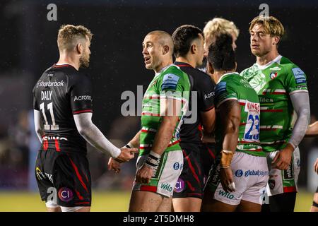 LONDON, VEREINIGTES KÖNIGREICH. November 23. Mike Brown von Leicester Tigers (Mitte) begrüßt Elliot Daly von Saracens (links) während Saracens vs Leicester Tigers - Gallagher Premiership Rugby R2 im StoneX Stadium am Samstag, 4. November 2023. LONDON ENGLAND. Quelle: Taka G Wu/Alamy Live News Stockfoto