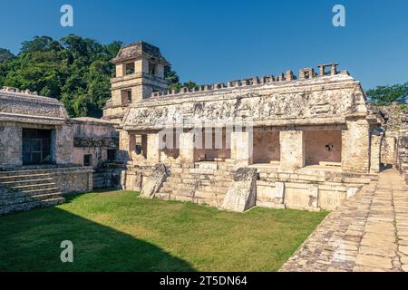 Innere plaza des mayan Palace Struktur mit Turm, Palenque, Chiapas, Mexiko. Stockfoto