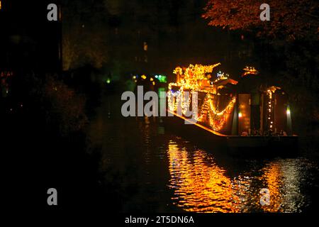 Edinburgh, Schottland Samstag, 4. November 2023. Quelle: Brian Anderson. Boote, die mit Lichtern und Musik dekoriert waren, machten sich auf den Weg durch Edinburghs Union Canal, Eine Rückkehr zu diesem beliebten, farbenfrohen lokalen Ereignis. Quelle: Brian Anderson/Alamy Live News Stockfoto