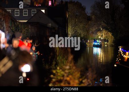 Edinburgh, Schottland Samstag, 4. November 2023. Quelle: Brian Anderson. Boote, die mit Lichtern und Musik dekoriert waren, machten sich auf den Weg durch Edinburghs Union Canal, Eine Rückkehr zu diesem beliebten, farbenfrohen lokalen Ereignis. Quelle: Brian Anderson/Alamy Live News Stockfoto