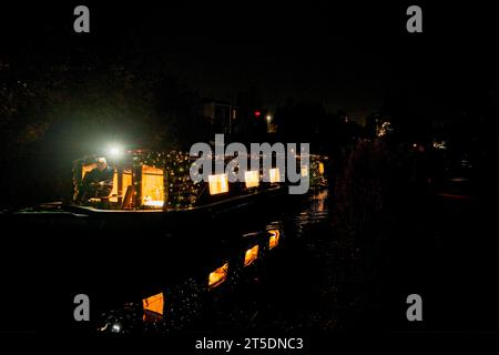 Edinburgh, Schottland Samstag, 4. November 2023. Quelle: Brian Anderson. Boote, die mit Lichtern und Musik dekoriert waren, machten sich auf den Weg durch Edinburghs Union Canal, Eine Rückkehr zu diesem beliebten, farbenfrohen lokalen Ereignis. Quelle: Brian Anderson/Alamy Live News Stockfoto