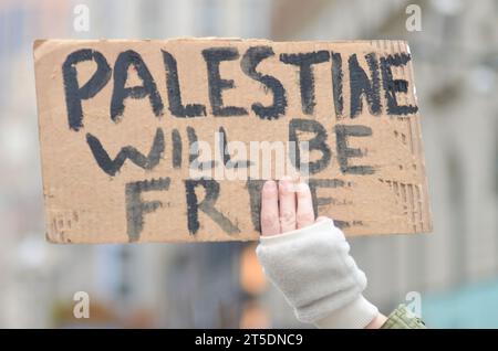 New York City, Usa. November 2023. Hunderte palästinensischer Anhänger versammelten sich in Midtown Manhattan und marschierten durch die Straßen von New York City, um einen Waffenstillstand in Gaza zu fordern. Quelle: Ryan Rahman/Alamy Live News Stockfoto