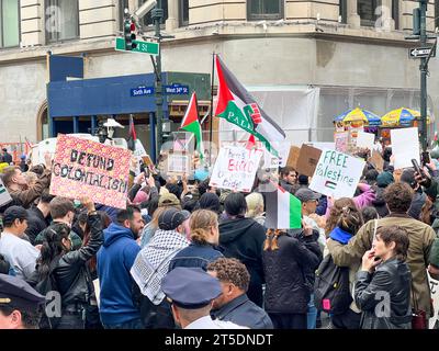 New York City, Usa. November 2023. Hunderte palästinensischer Anhänger versammelten sich in Midtown Manhattan und marschierten durch die Straßen von New York City, um einen Waffenstillstand in Gaza zu fordern. Quelle: Ryan Rahman/Alamy Live News Stockfoto