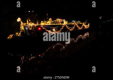 Edinburgh, Schottland Samstag, 4. November 2023. Quelle: Brian Anderson. Boote, die mit Lichtern und Musik dekoriert waren, machten sich auf den Weg durch Edinburghs Union Canal, Eine Rückkehr zu diesem beliebten, farbenfrohen lokalen Ereignis. Quelle: Brian Anderson/Alamy Live News Stockfoto