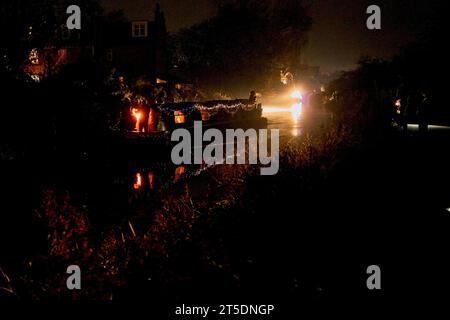 Edinburgh, Schottland Samstag, 4. November 2023. Quelle: Brian Anderson. Boote, die mit Lichtern und Musik dekoriert waren, machten sich auf den Weg durch Edinburghs Union Canal, Eine Rückkehr zu diesem beliebten, farbenfrohen lokalen Ereignis. Quelle: Brian Anderson/Alamy Live News Stockfoto