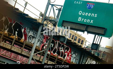 Highway-Schild, I-278 East, Queens and the Bronx, New York City, Graffiti an der Williamsburg Bridge in Brooklyn Stockfoto