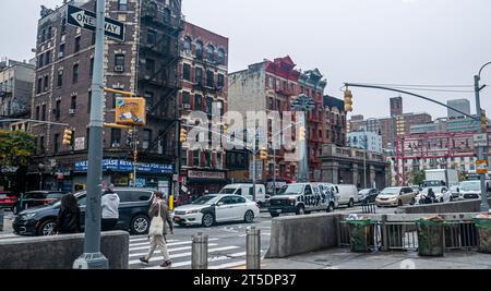 Fußgänger in der Nähe der Williamsburg Bridge zwischen Manhattan und Brooklyn, New York City, an einem regnerischen, bewölkten Tag Stockfoto