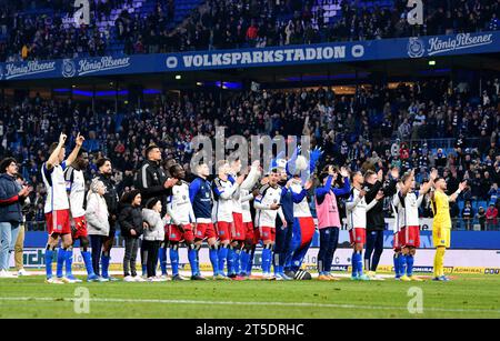 Hamburg, Deutschland. November 2023. Fußball: Bundesliga 2, Spieltag 12: Hamburger SV - 1.FC Magdeburg im Volksparkstadion. Hamburgs Spieler jubeln nach dem Spiel. Vermerk: Daniel Bockwoldt/dpa/Alamy Live News Stockfoto