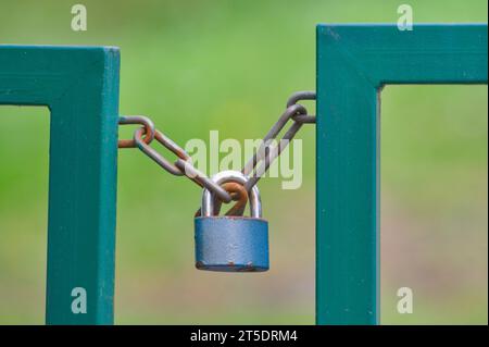 Verriegeltes Sicherheitsvorhängeschloss. Kein Zutritt oder kein Betreten des Konzepts des privaten Eigentums. Stockfoto