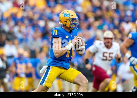 Pittsburgh, Pennsylvania, USA. November 2023. Pitt Panthers Quarterback Christian Veilleux (11) fällt während des NCAA-Fußballspiels zwischen den Pitt Panthers und den Florida State Seminoles im Acrisure Stadium in Pittsburgh, Pennsylvania, zurück. Brent Gudenschwager/CSM/Alamy Live News Stockfoto