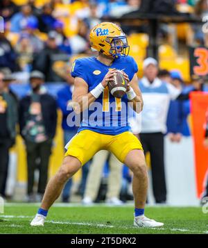 Pittsburgh, Pennsylvania, USA. November 2023. Pitt Panthers Quarterback Christian Veilleux (11) will beim NCAA-Football-Spiel zwischen den Pitt Panthers und den Florida State Seminoles im Acrisure Stadium in Pittsburgh, Pennsylvania, das Downfield werfen. Brent Gudenschwager/CSM/Alamy Live News Stockfoto