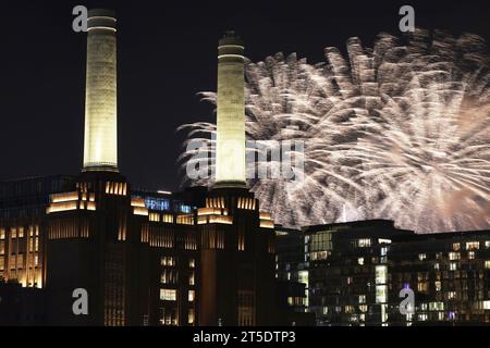 London, UK, 4. November 2023. Das Wetter blieb trocken, wenn auch böig, für das größte Feuerwerk im Süden Londons für Guy Fawkes im Battersea Park, neben den berühmten Schornsteinen des Kraftwerks. Kredit : Monica Wells/Alamy Live News Stockfoto