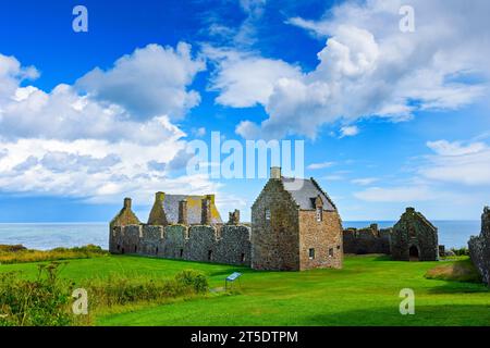 West Range, Silver House und The Chapel (rechts) Dunnottar Castle in der Nähe von Stonehaven, Aberdeenshire, Schottland, Großbritannien. Stockfoto