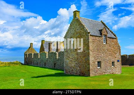 Die West Range und das Silver House, Dunnottar Castle, nahe Stonehaven, Aberdeenshire, Schottland, UK. Stockfoto