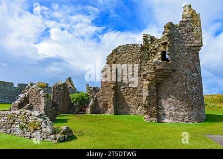 Die Überreste von Waterton's Lodgings, Dunnottar Castle, nahe Stonehaven, Aberdeenshire, Schottland, UK. Stockfoto