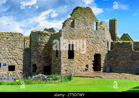 Das Whig's Vault aus dem Quadrangle, Dunnottar Castle, bei Stonehaven, Aberdeenshire, Schottland, UK. Stockfoto