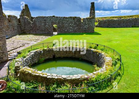 Die Zisterne und die Kapelle aus dem Quadrangle, Dunnottar Castle, bei Stonehaven, Aberdeenshire, Schottland, UK. Stockfoto