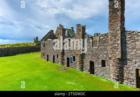 Die West Range von The Quadrangle, Dunnottar Castle, nahe Stonehaven, Aberdeenshire, Schottland, UK. Stockfoto