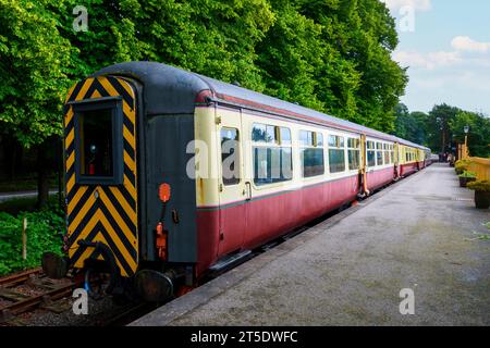 Reisebusse am Bahnhof Milton of Crathes an der Royal Deeside Railway, Aberdeenshire, Schottland, Großbritannien Stockfoto