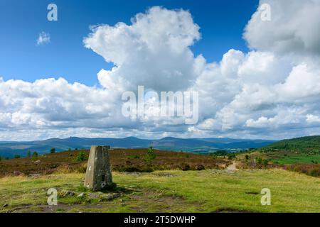 Der Blick nach Westen vom Trig Point auf dem Gipfel des Scolty Hill in der Nähe von Banchory, Aberdeenshire, Schottland, Großbritannien Stockfoto