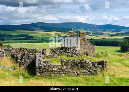 Das verlassene Bauernhaus von Balhennie nahe dem Beginn des Weges zum Hügel von Morven, Aberdeenshire, Schottland, Großbritannien Stockfoto